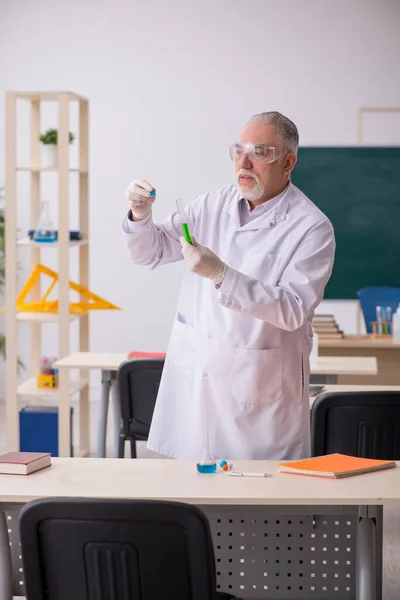 Oude mannelijke scheikundige leraar in de klas — Stockfoto