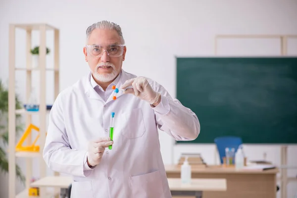 教室での老人化学者の先生 — ストック写真