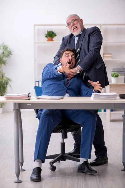 いじめの概念で古い上司と若い男性従業員 — ストック写真
