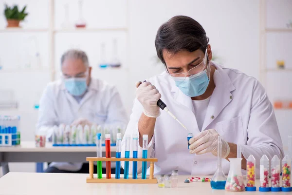 Zwei männliche Chemiker bei der Drogensynthese im Labor — Stockfoto