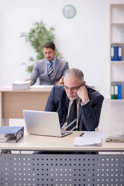 Due dipendenti di sesso maschile che lavorano in ufficio — Foto Stock