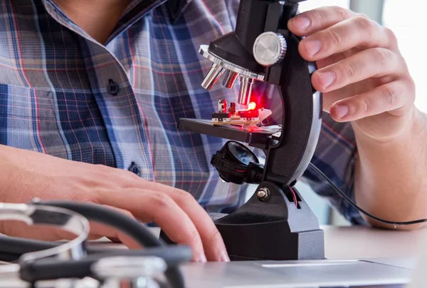 Ingeniería de alta precisión con el hombre trabajando con microscopio — Foto de Stock