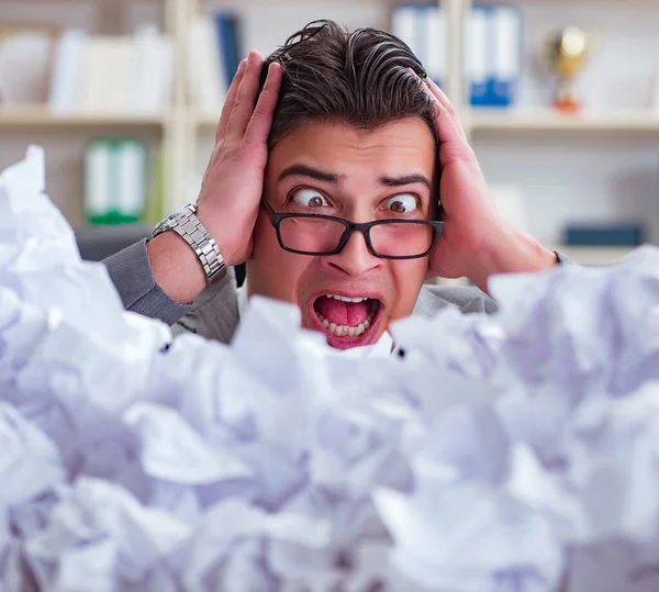 Empresario en concepto de reciclaje de papel en la oficina —  Fotos de Stock