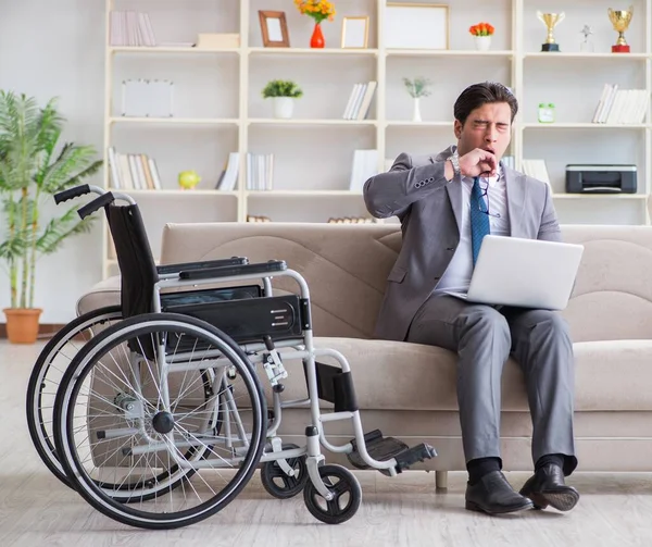 Niepełnosprawny biznesmen na wózku inwalidzkim pracujący w domu — Zdjęcie stockowe