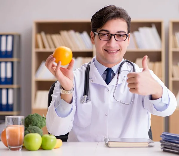 Arzt im Diätkonzept mit Obst und Gemüse — Stockfoto