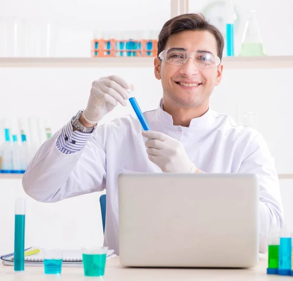 Man student arbetar i kemiskt labb på experiment — Stockfoto
