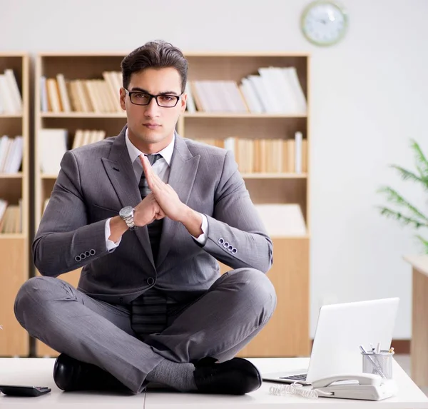 Jungunternehmer meditiert im Büro — Stockfoto