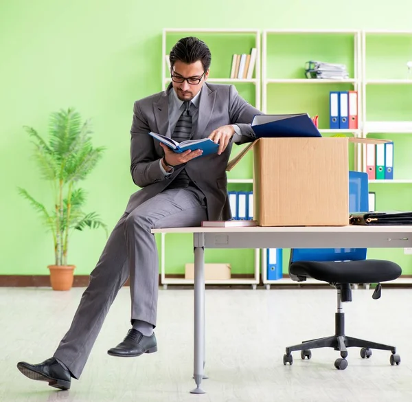 Hombre empleado recogiendo sus cosas después de la redundancia — Foto de Stock