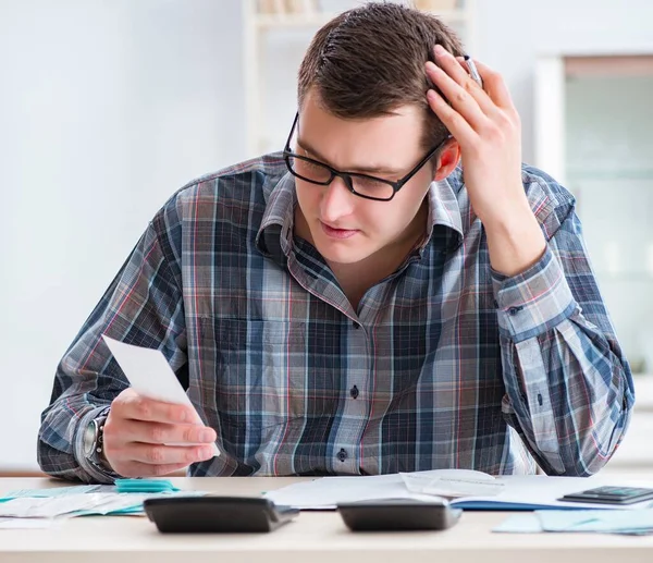 Junger Mann frustriert über sein Haus und Steuerrechnungen — Stockfoto