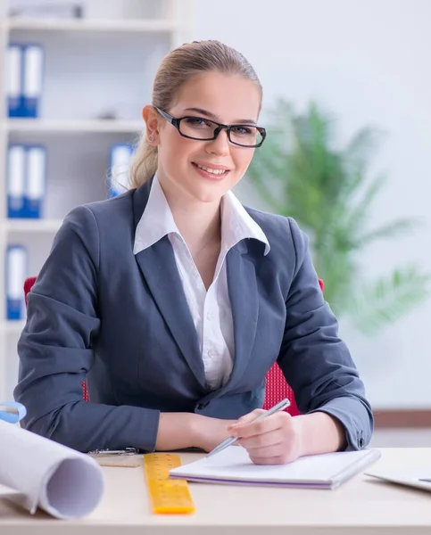 Femme d'affaires travaillant à son bureau au bureau — Photo