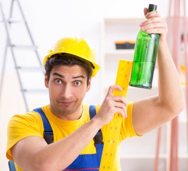 Atölyede çalışan sarhoş mühendis.