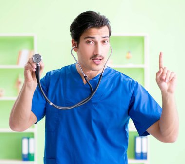 Hastanede çalışan genç bir doktor.