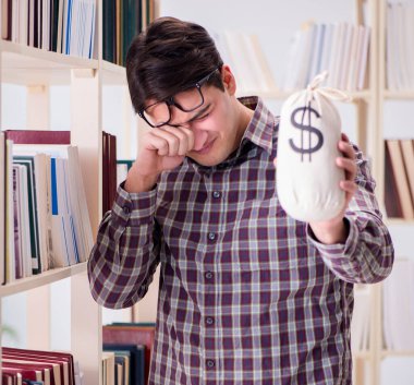 Pahalı ders kitapları konsepti içinde genç bir öğrenci