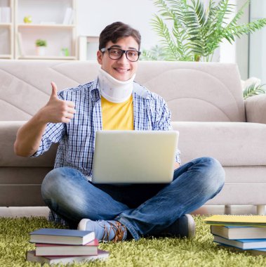 Boyun yaralanması olan öğrenci sınava hazırlanıyor.