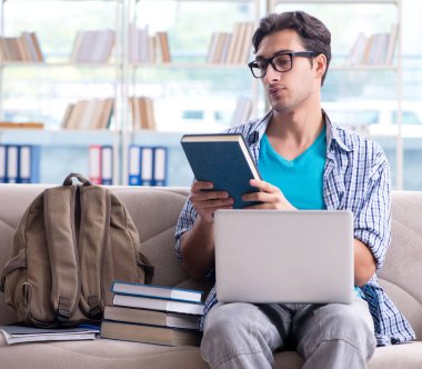 Bilgisayarlı beyaz öğrenci üniversite sınavlarına hazırlanıyor.