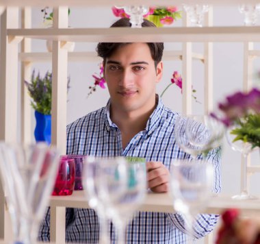 Genç yakışıklı dükkândan alışveriş yapıyor.