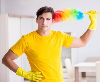 Koca adam evi temizliyor, karısına yardım ediyor.