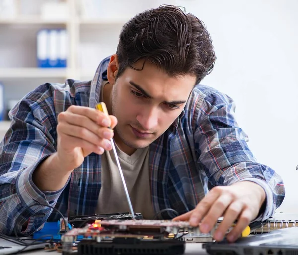 Datorhårdvara reparation och fastställande koncept av erfarna techn — Stockfoto