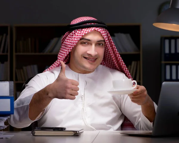 オフィスで遅くまで働いているアラブのビジネスマン — ストック写真