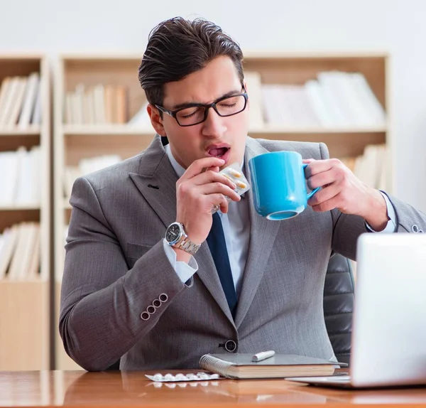 Uomo d'affari malato in ufficio — Foto Stock