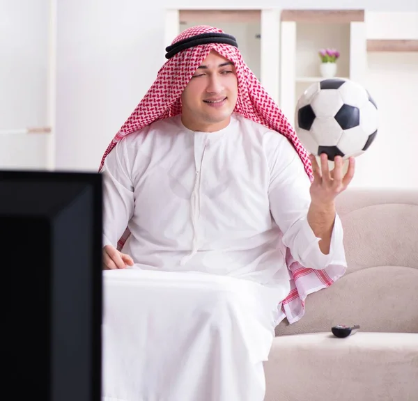 Árabe hombre viendo la televisión en casa — Foto de Stock