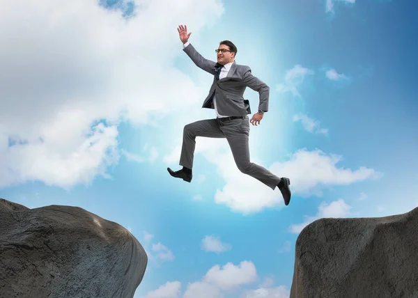 Ambitny biznesmen skaczący z klifu — Zdjęcie stockowe