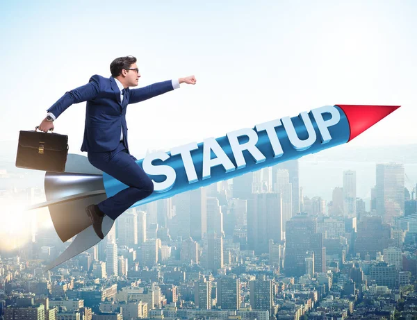 Podnikatel v start-up konceptu létání na raketě — Stock fotografie