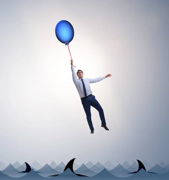 Biznesmen latający z balonem w powietrzu — Zdjęcie stockowe