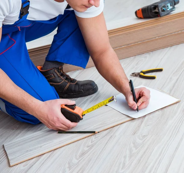 Réparateur pose stratifié plancher à la maison — Photo