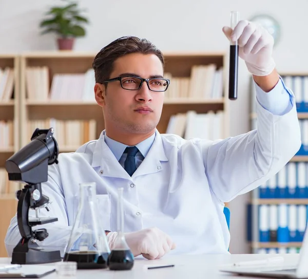 Chemische ingenieur werkt aan oliemonsters in het lab — Stockfoto