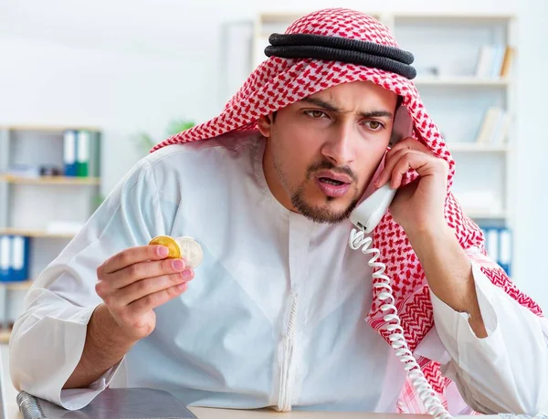 Arab férfi bitcoin cryptocurrency bányászat koncepció — Stock Fotó