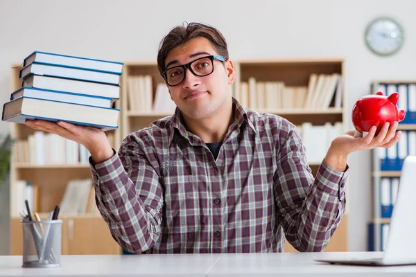 Studenten breken piggybank te betalen voor collegegeld — Stockfoto