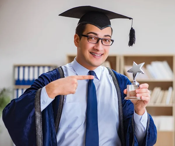 Junger Mann mit Universitätsabschluss — Stockfoto