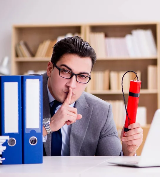 Empresário com dinamite no escritório — Fotografia de Stock