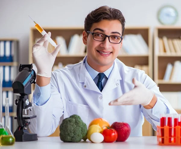 Uomo medico controllare la frutta e verdura — Foto Stock