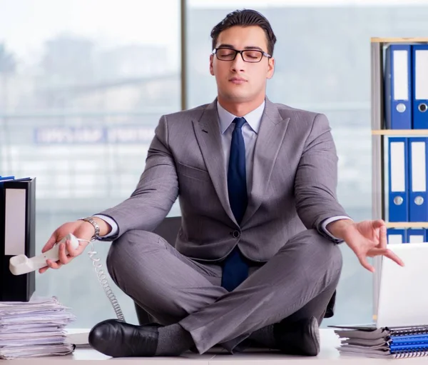 Empresario meditando en la oficina — Foto de Stock