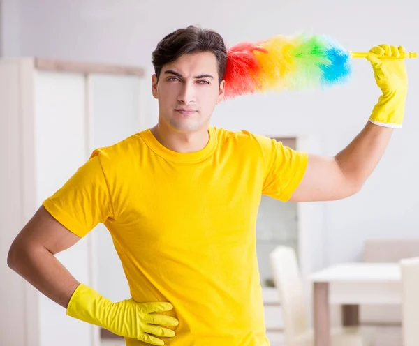 Man husband cleaning the house helping his wife — Stock Photo, Image