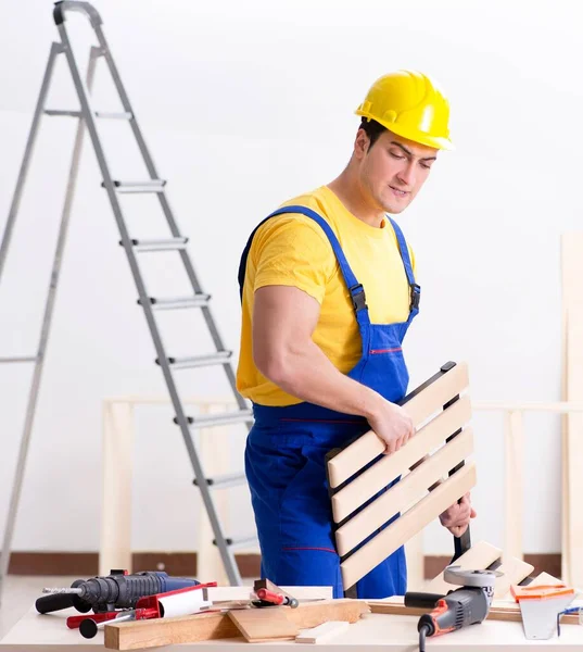 Reparador de piso decepcionado com o seu trabalho — Fotografia de Stock