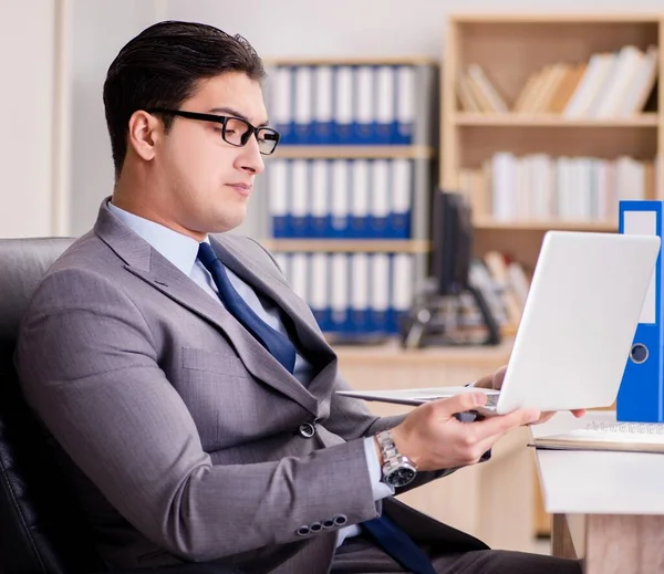 Geschäftsmann arbeitet im Büro — Stockfoto