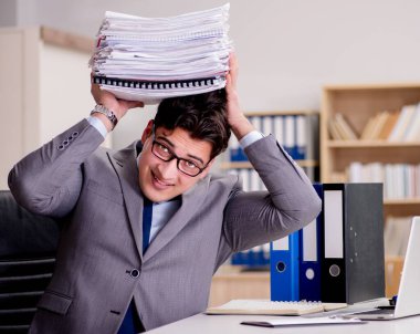 Çok fazla evrak işi yapan bir iş adamı.