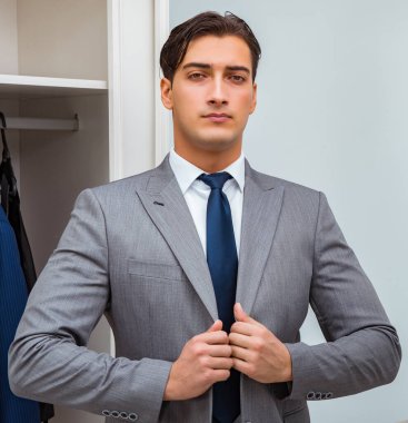 İş adamı iş için giyiniyor.