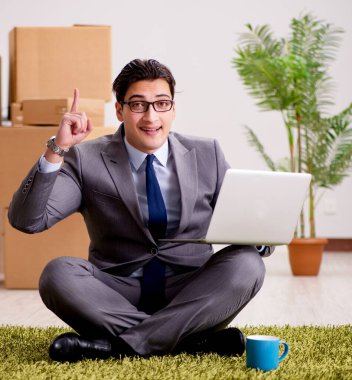 Ofis katında oturan iş adamı.