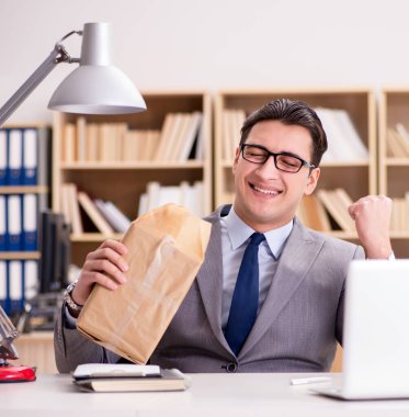 İş adamı ofiste paket alıyor.
