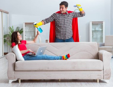 Süper kahraman koca karısına evde yardım ediyor.