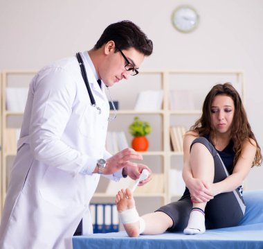 Travmatolog hastayla ilgileniyor.