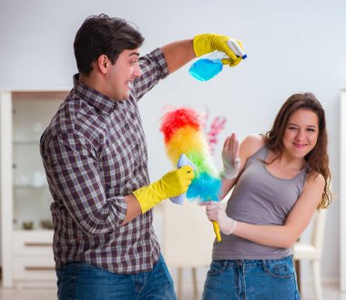 Karı koca evde temizlik yapıyor.