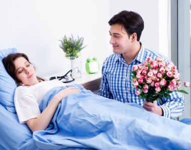 Sevgi dolu koca, hamile eşi hastanede ziyaret ediyor.