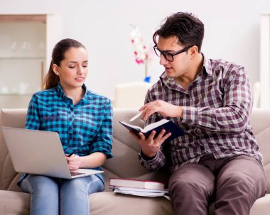 Üniversite sınavlarına hazırlanan öğrenciler