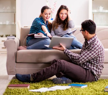 Üniversite sınavlarına hazırlanan öğrenciler