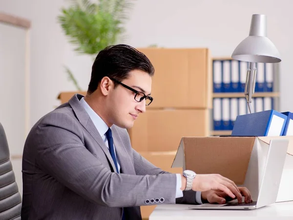 Empresario trasladando oficinas después de la promoción —  Fotos de Stock